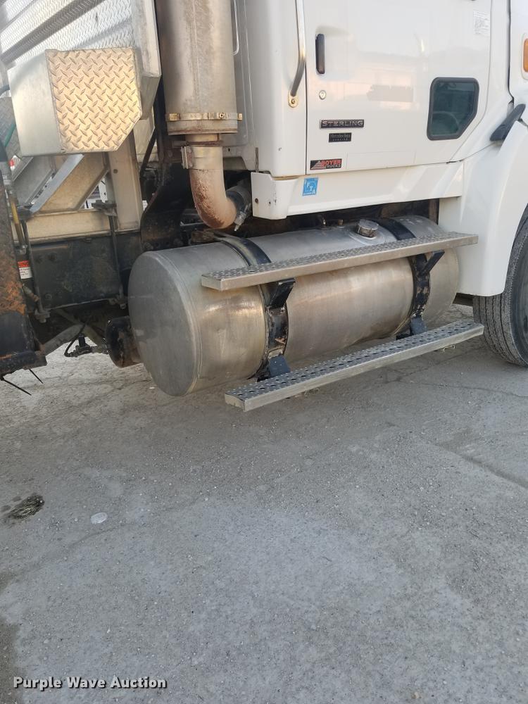 image for item EE9293 2005 Sterling L9500 semi truck