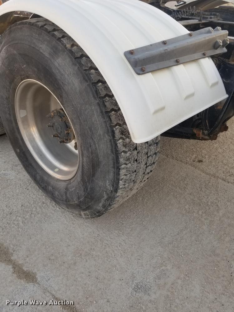 image for item EE9293 2005 Sterling L9500 semi truck