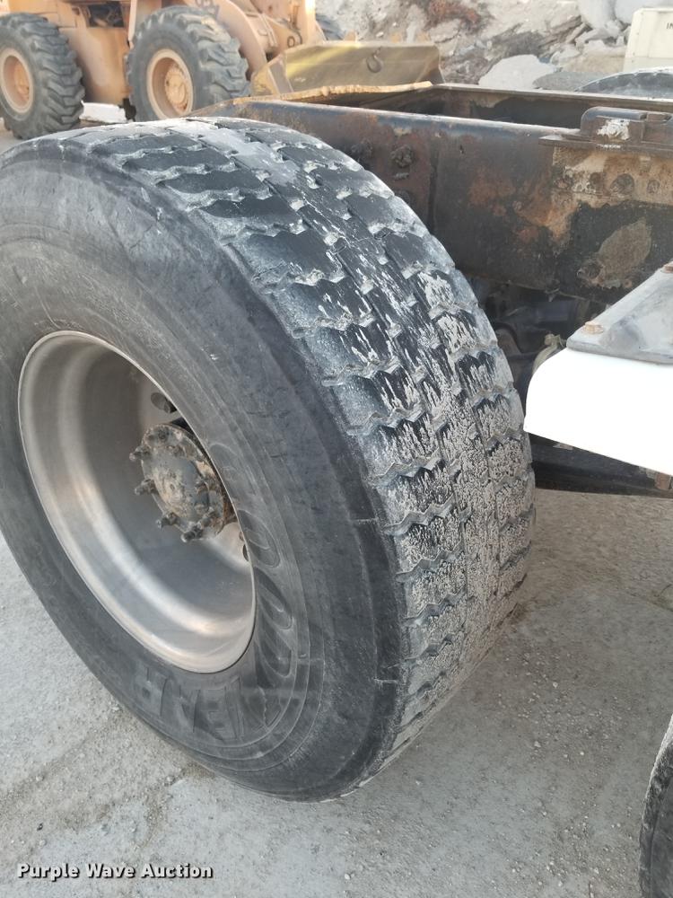 image for item EE9293 2005 Sterling L9500 semi truck