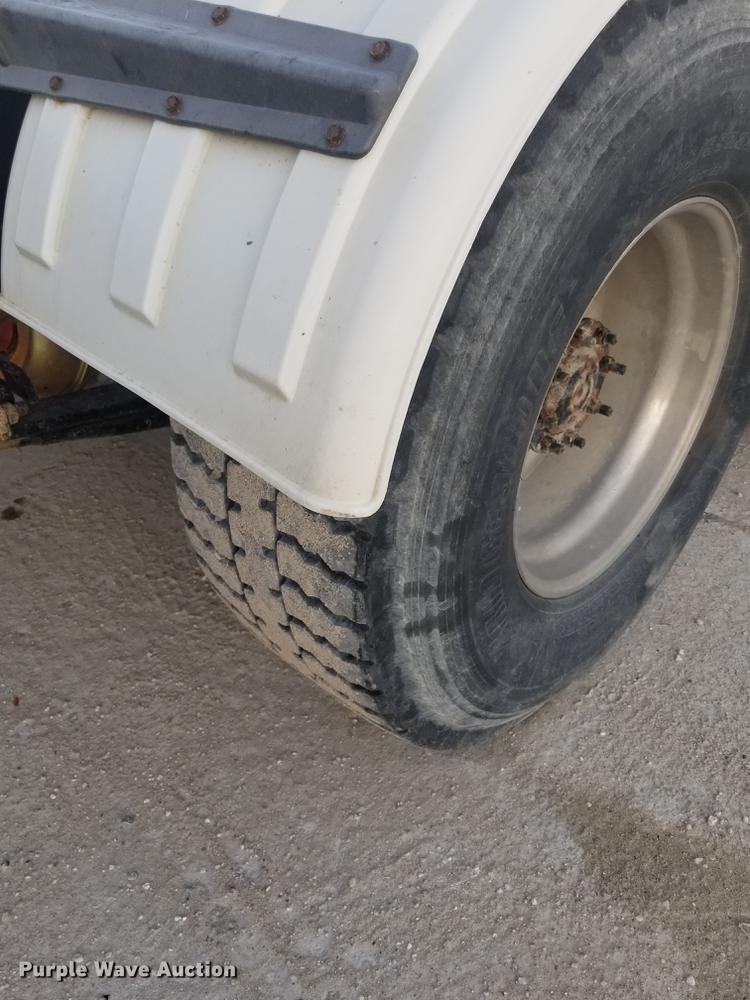 image for item EE9293 2005 Sterling L9500 semi truck