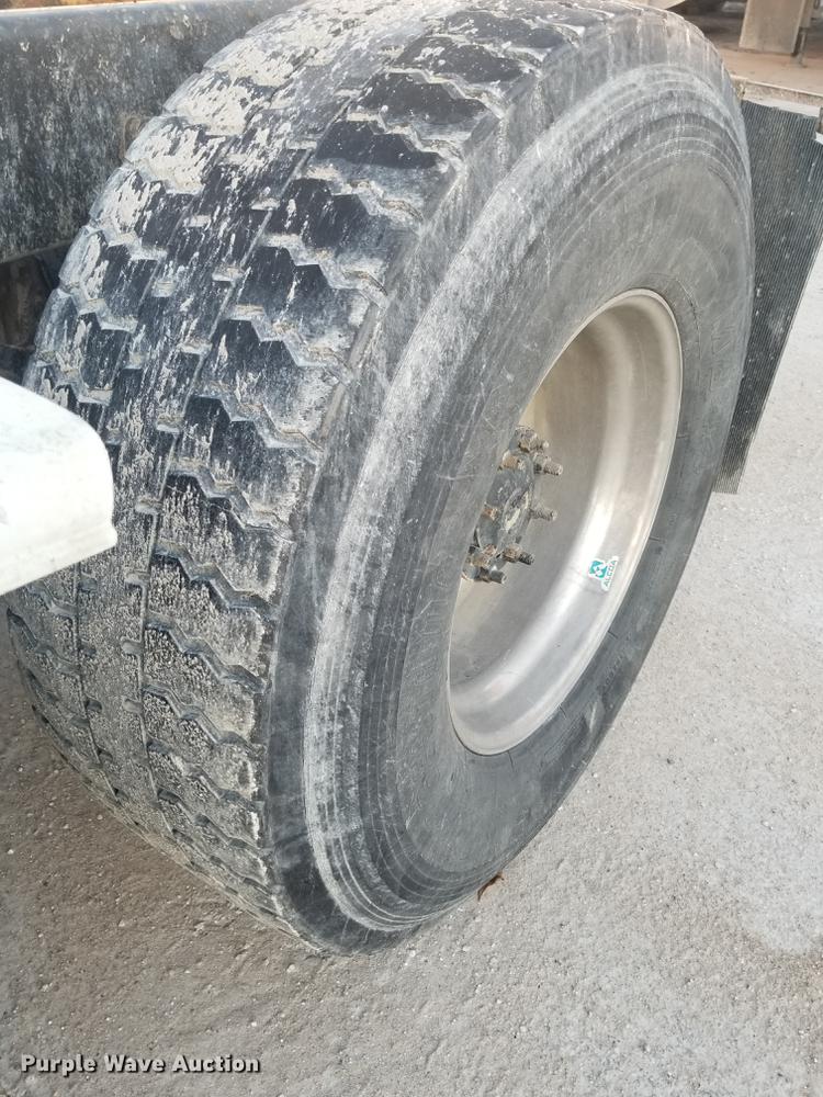 image for item EE9293 2005 Sterling L9500 semi truck