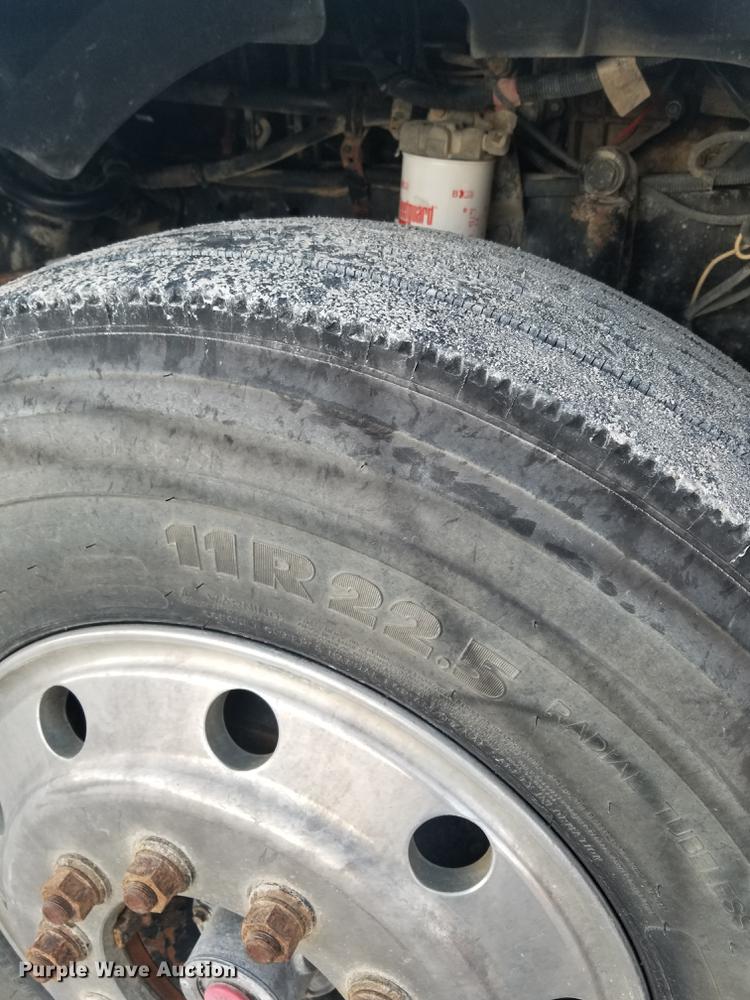 image for item EE9293 2005 Sterling L9500 semi truck