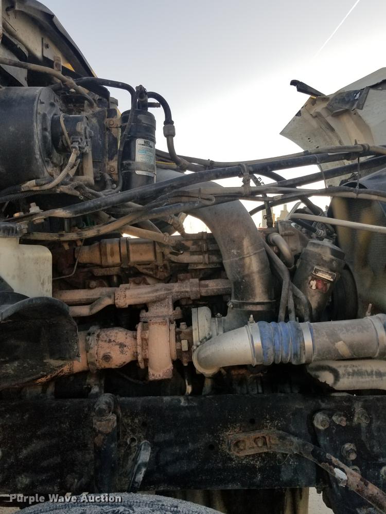 image for item EE9293 2005 Sterling L9500 semi truck