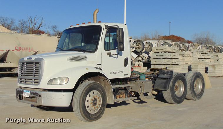 image for item EE9303 2009 Freightliner Business Class M2 semi truck