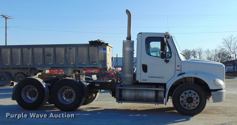 image for item EE9303 2009 Freightliner Business Class M2 semi truck