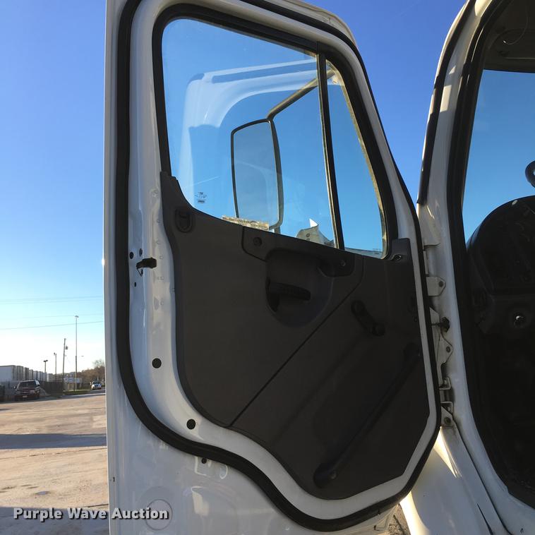 image for item EE9303 2009 Freightliner Business Class M2 semi truck