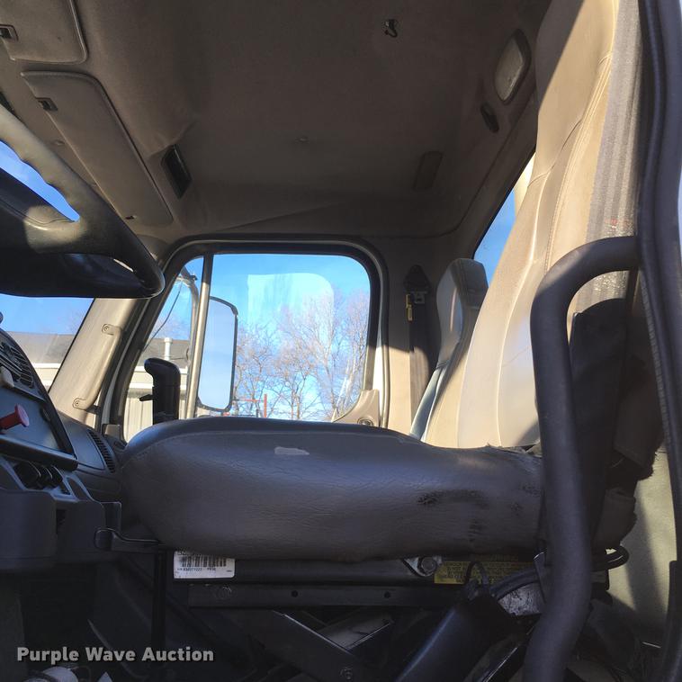 image for item EE9303 2009 Freightliner Business Class M2 semi truck