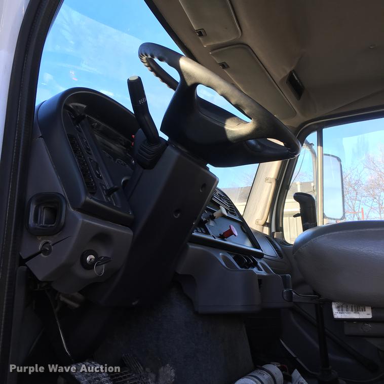 image for item EE9303 2009 Freightliner Business Class M2 semi truck