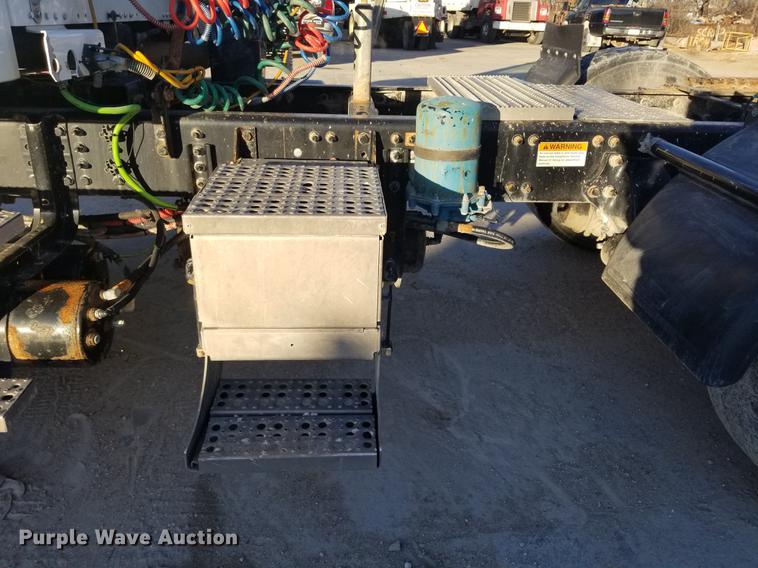 image for item EE9303 2009 Freightliner Business Class M2 semi truck