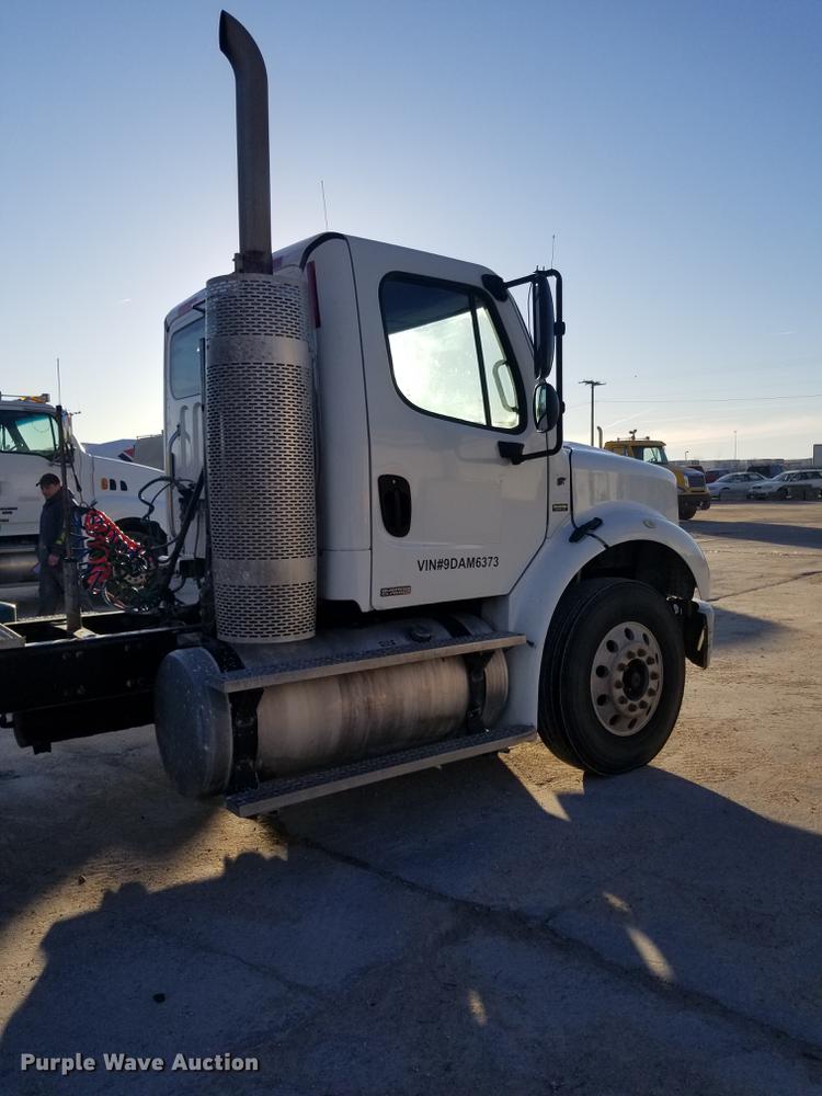 image for item EE9303 2009 Freightliner Business Class M2 semi truck