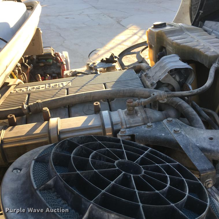 image for item EE9303 2009 Freightliner Business Class M2 semi truck