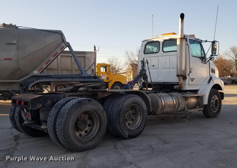 image for item EE9304 2007 Sterling LT9500 semi truck