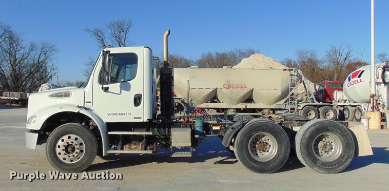 image for item EE9304 2007 Sterling LT9500 semi truck