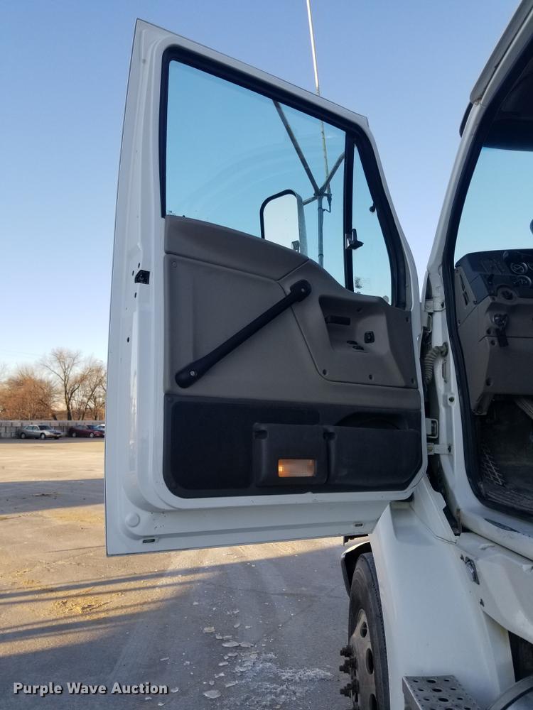 image for item EE9304 2007 Sterling LT9500 semi truck