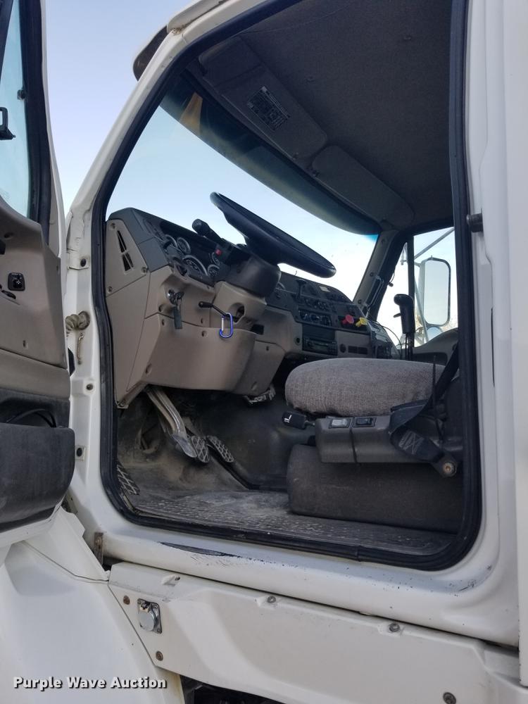 image for item EE9304 2007 Sterling LT9500 semi truck