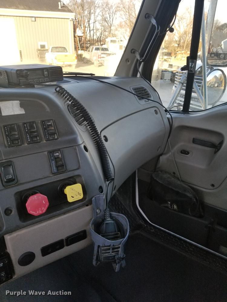 image for item EE9304 2007 Sterling LT9500 semi truck