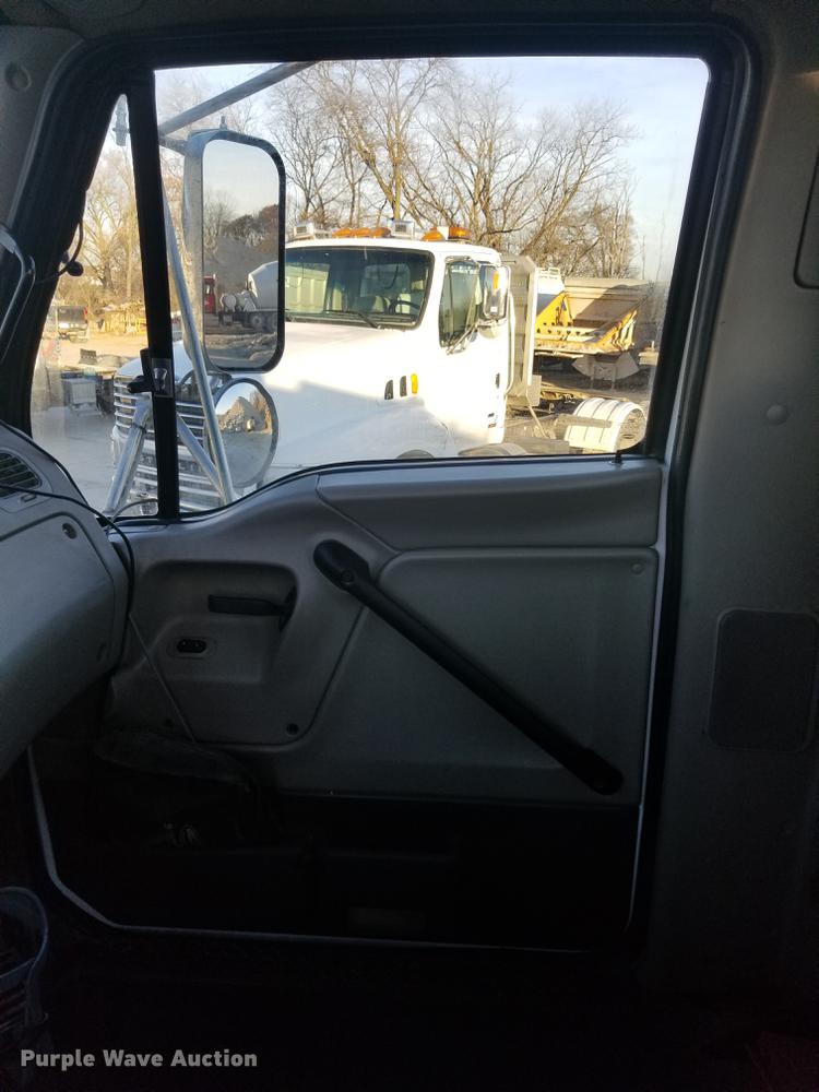 image for item EE9304 2007 Sterling LT9500 semi truck