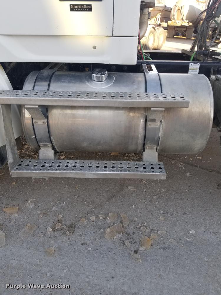 image for item EE9304 2007 Sterling LT9500 semi truck