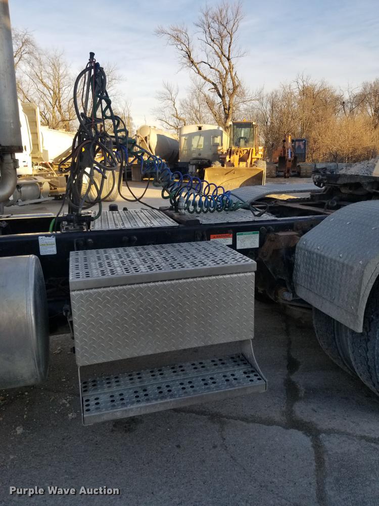 image for item EE9304 2007 Sterling LT9500 semi truck