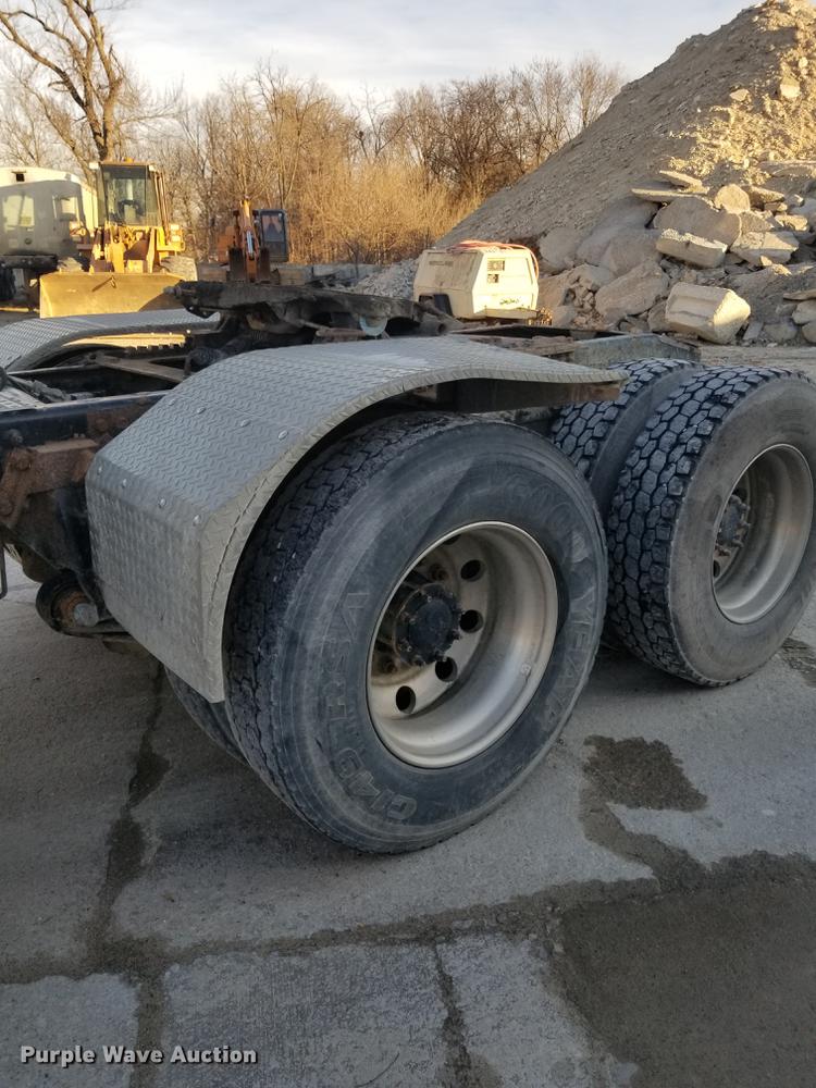 image for item EE9304 2007 Sterling LT9500 semi truck