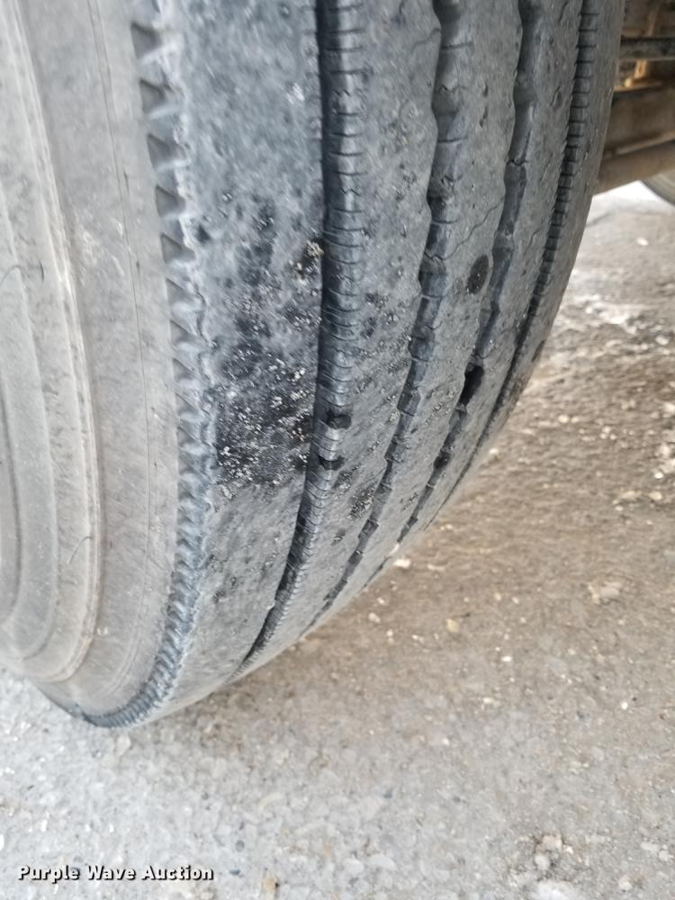 image for item EE9304 2007 Sterling LT9500 semi truck