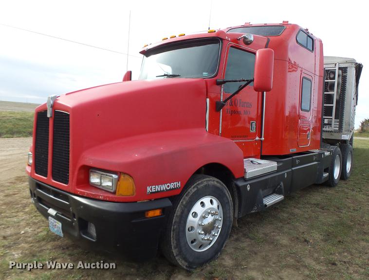 image for item G1979 1999 Kenworth T600 semi truck