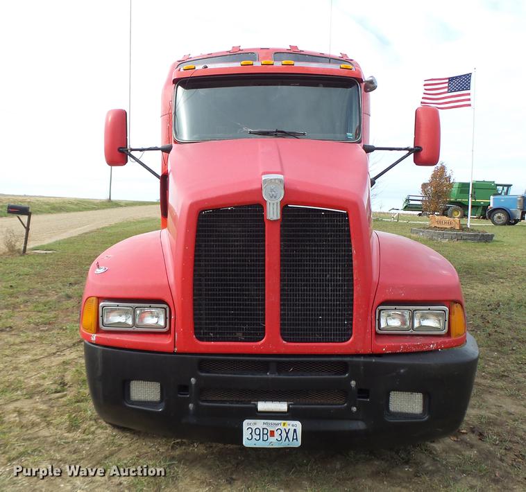 image for item G1979 1999 Kenworth T600 semi truck