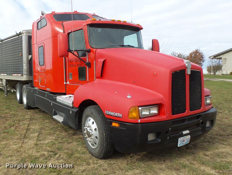 image for item G1979 1999 Kenworth T600 semi truck