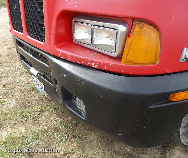 image for item G1979 1999 Kenworth T600 semi truck