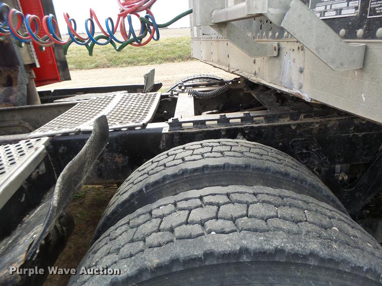 image for item G1979 1999 Kenworth T600 semi truck