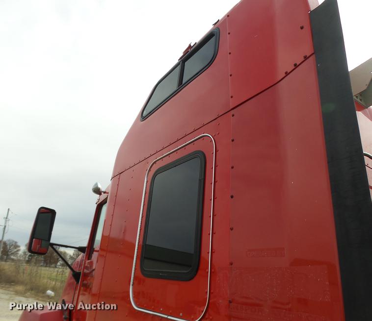 image for item G1979 1999 Kenworth T600 semi truck