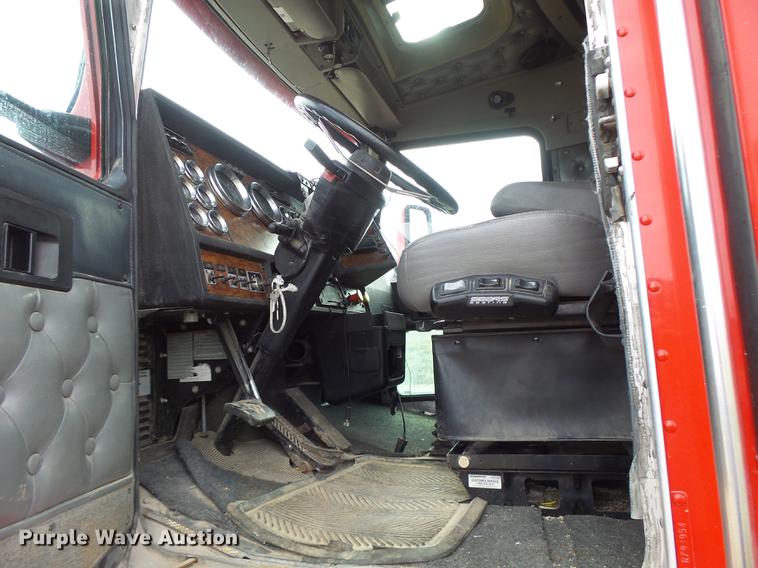 image for item G1979 1999 Kenworth T600 semi truck