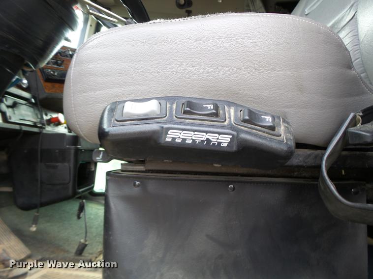 image for item G1979 1999 Kenworth T600 semi truck