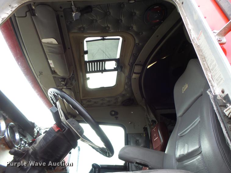 image for item G1979 1999 Kenworth T600 semi truck