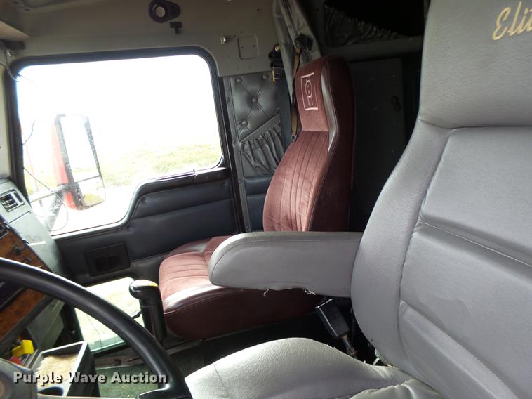 image for item G1979 1999 Kenworth T600 semi truck