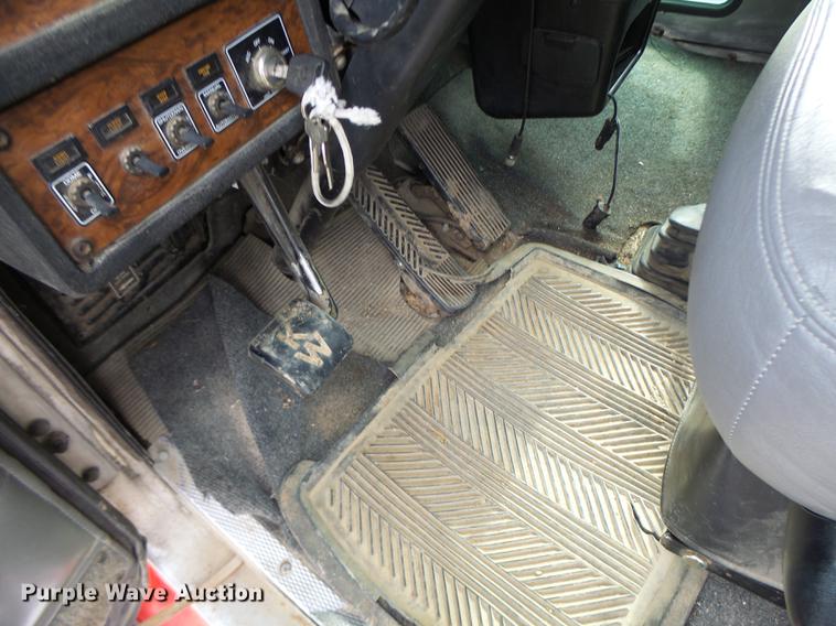 image for item G1979 1999 Kenworth T600 semi truck