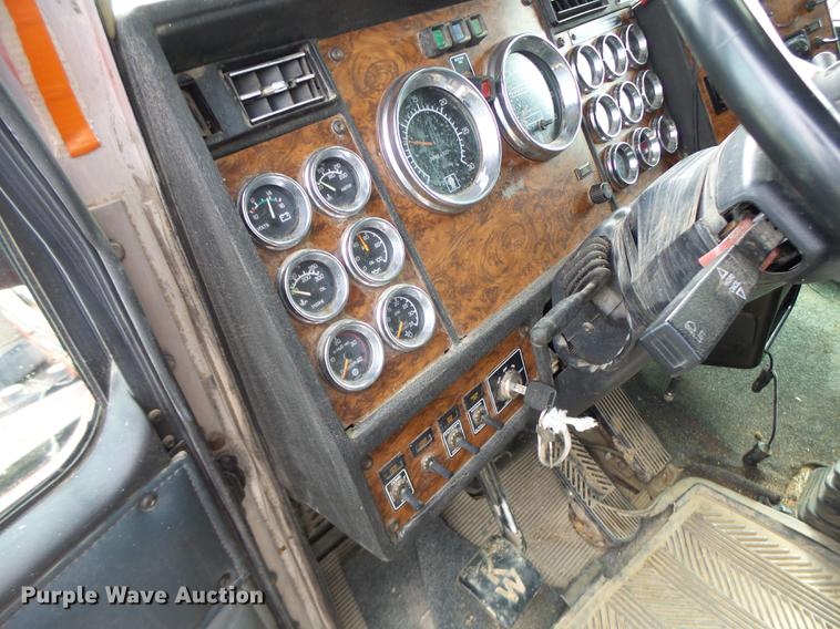 image for item G1979 1999 Kenworth T600 semi truck