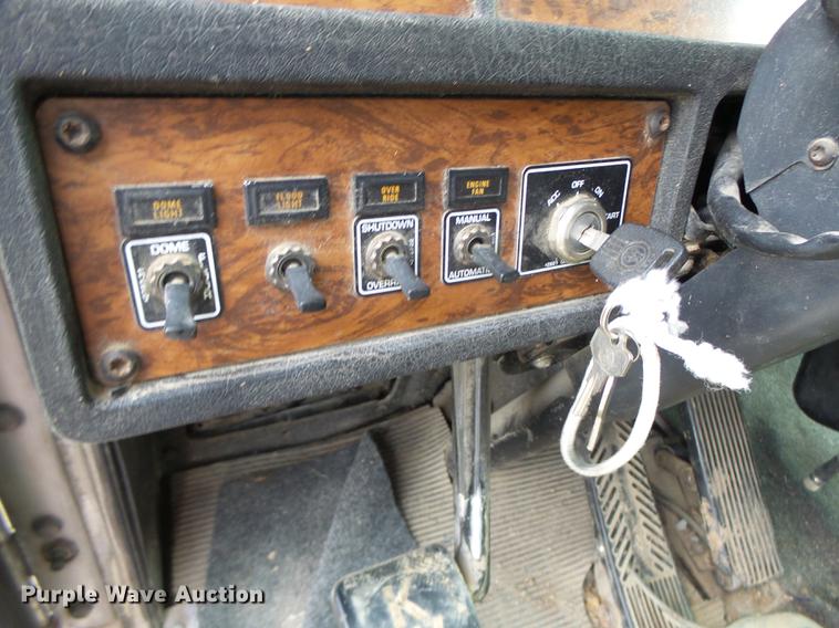 image for item G1979 1999 Kenworth T600 semi truck