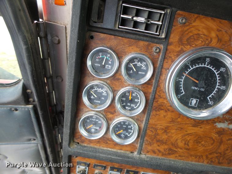 image for item G1979 1999 Kenworth T600 semi truck