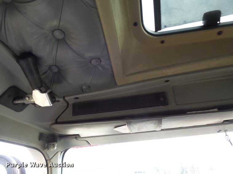 image for item G1979 1999 Kenworth T600 semi truck