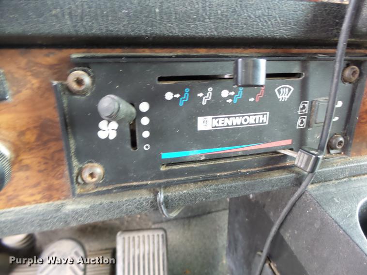 image for item G1979 1999 Kenworth T600 semi truck