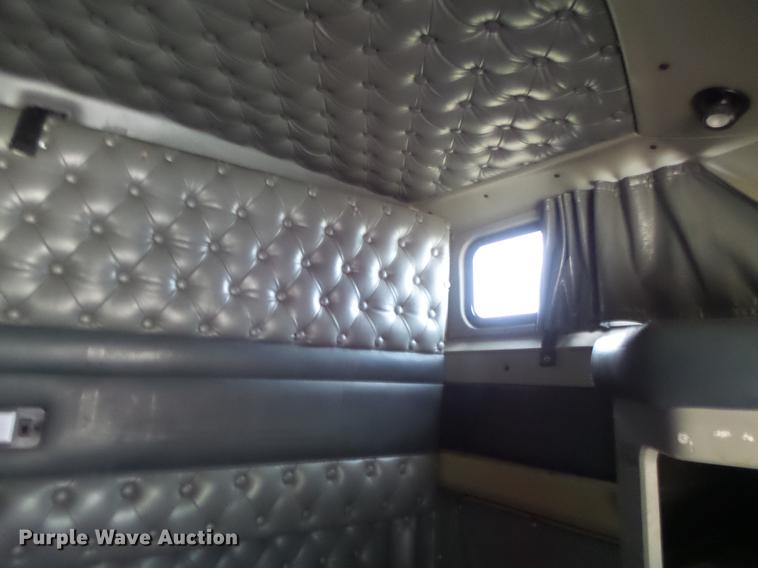 image for item G1979 1999 Kenworth T600 semi truck