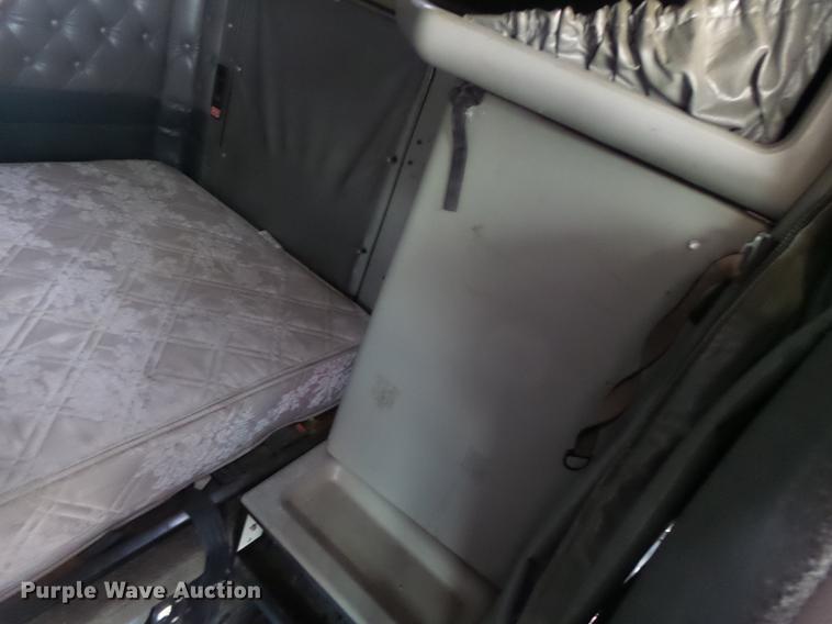 image for item G1979 1999 Kenworth T600 semi truck