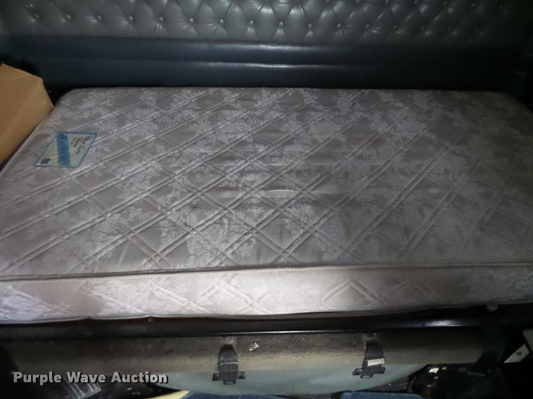 image for item G1979 1999 Kenworth T600 semi truck