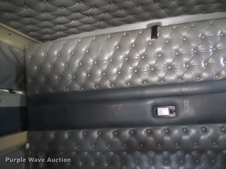 image for item G1979 1999 Kenworth T600 semi truck