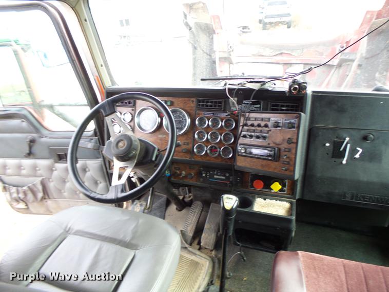 image for item G1979 1999 Kenworth T600 semi truck