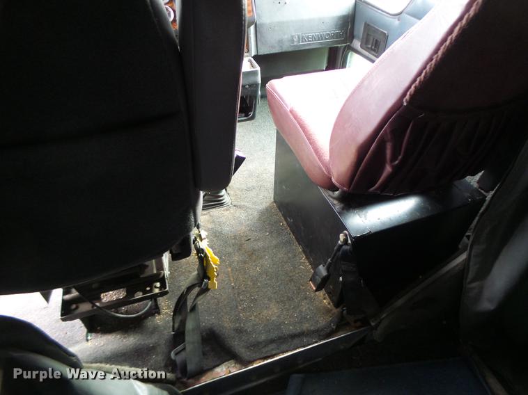 image for item G1979 1999 Kenworth T600 semi truck