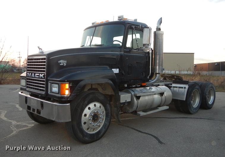 image for item J5605 2001 Mack CH613 semi truck