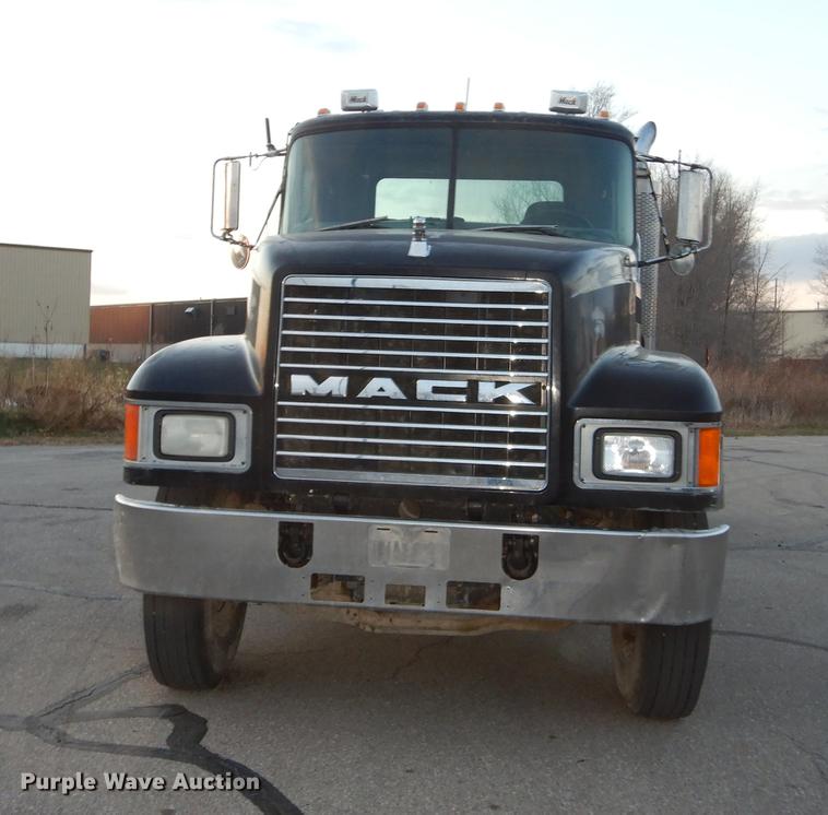 image for item J5605 2001 Mack CH613 semi truck