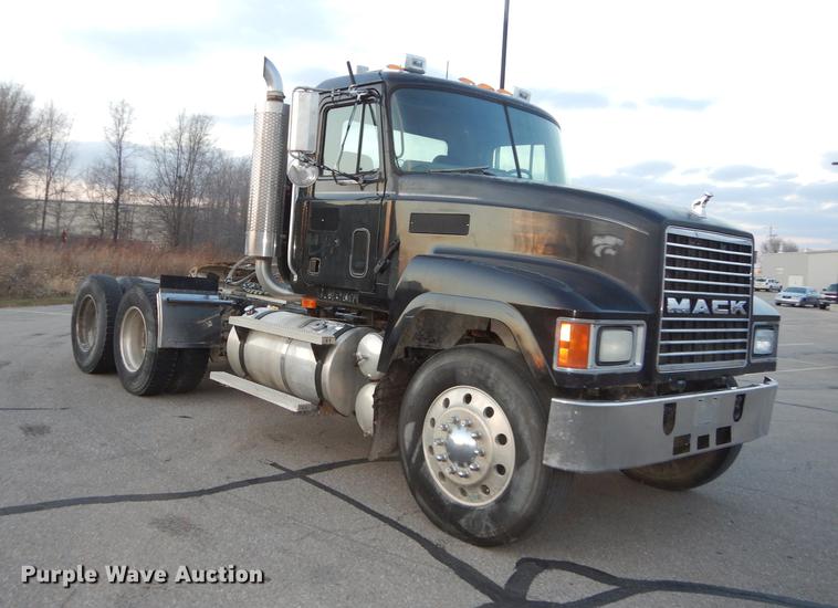 image for item J5605 2001 Mack CH613 semi truck